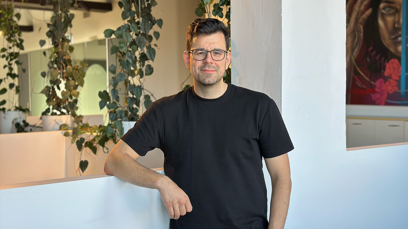 Bojan Zivic posing